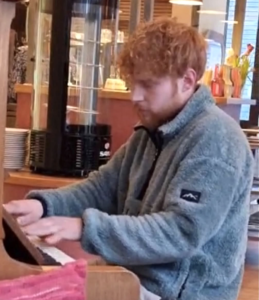 Multi-Talent Jonas live am Piano